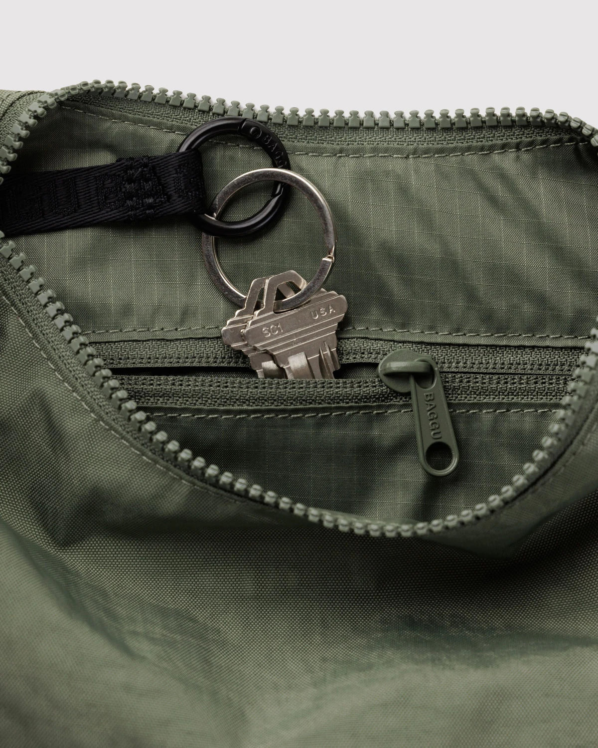 Caper Medium Crescent Baggu